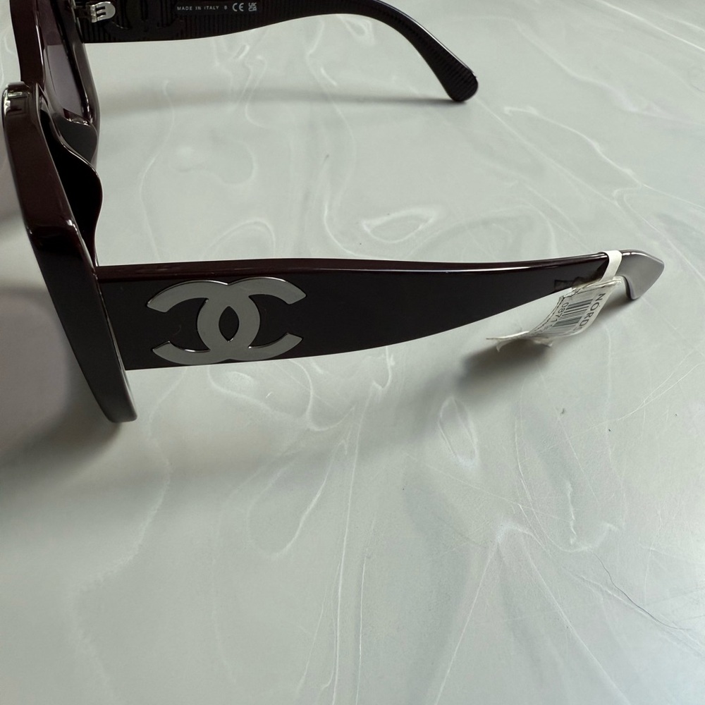 CHANEL Black Cat-Eye Sunglasses with Glossy Finish - Picture 4 of 5